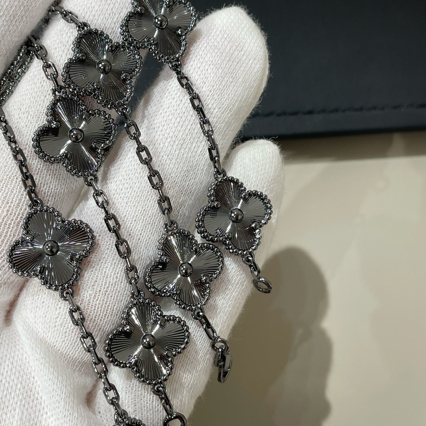 [Olivia JW]CLOVER 5 MOTIF BLACK BRACELET