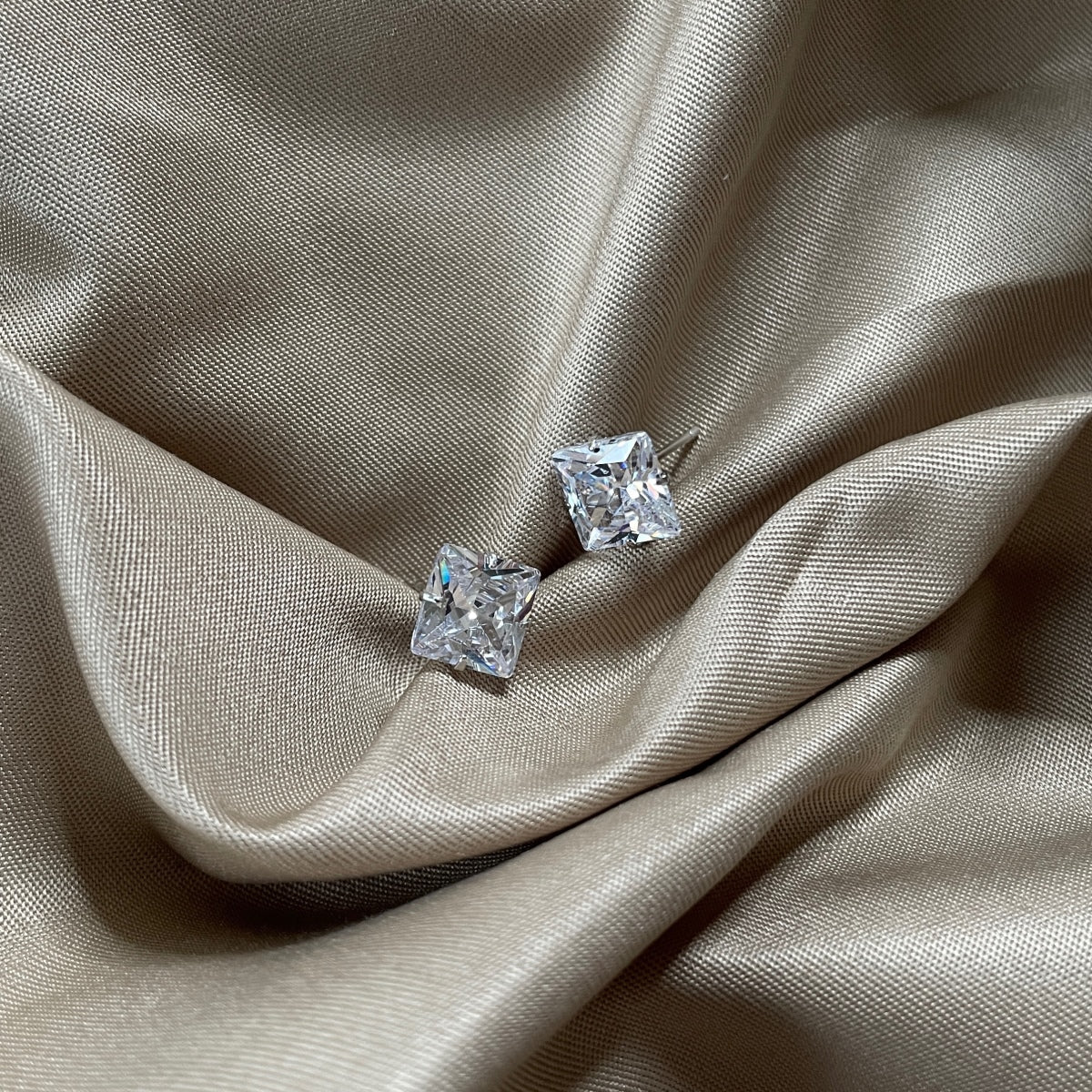 [Olivia JW]Stylish Shiny Square Center Stone Stud Earrings