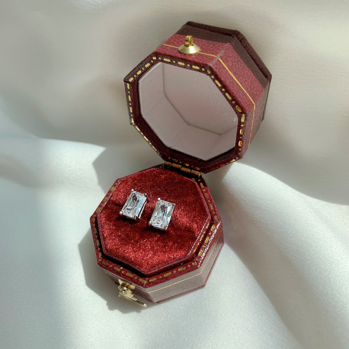 [Olivia JW]Stylish Shiny Rectangular Center Stone Stud Earrings