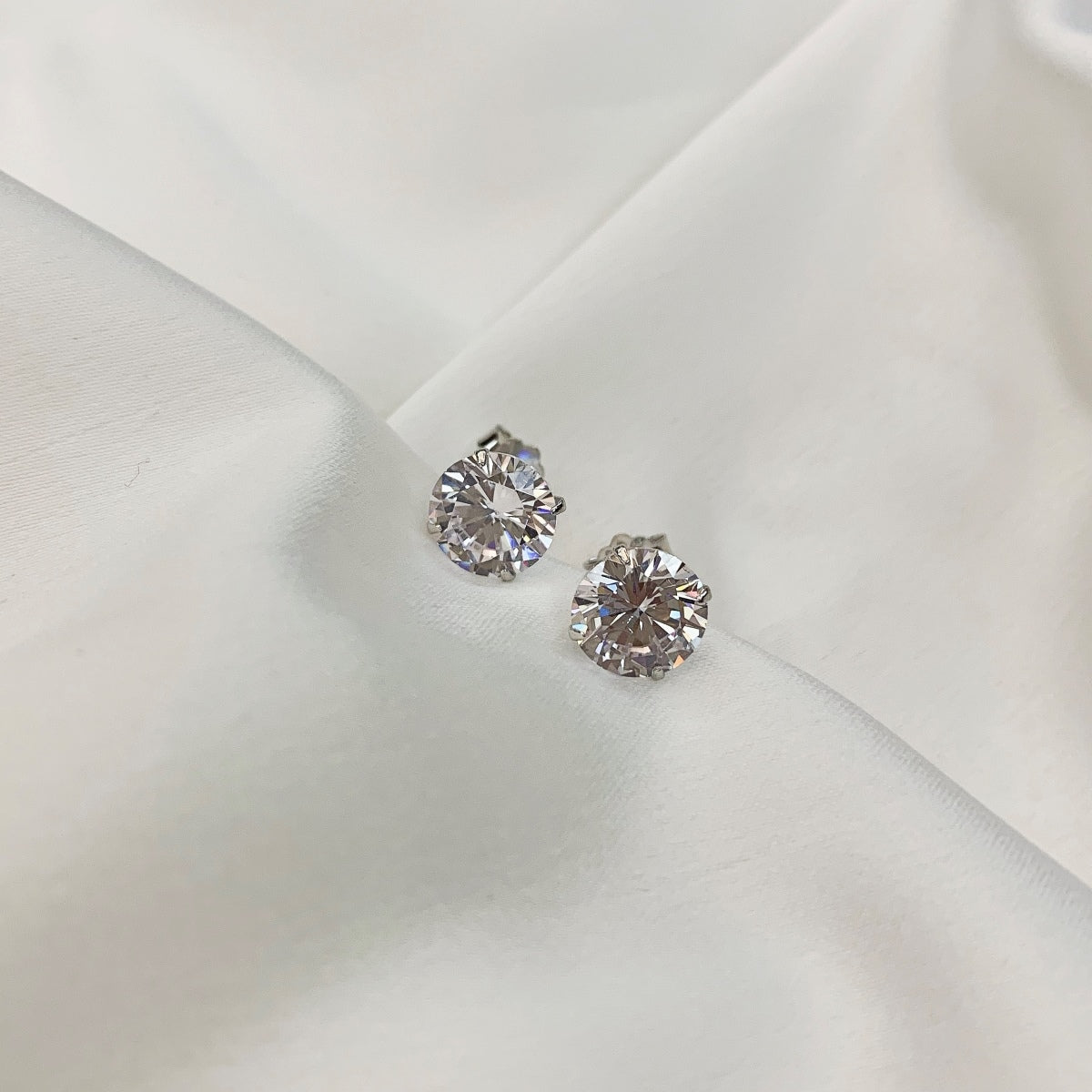 [Olivia JW]Stylish Shiny Round Center Stone Stud Earrings