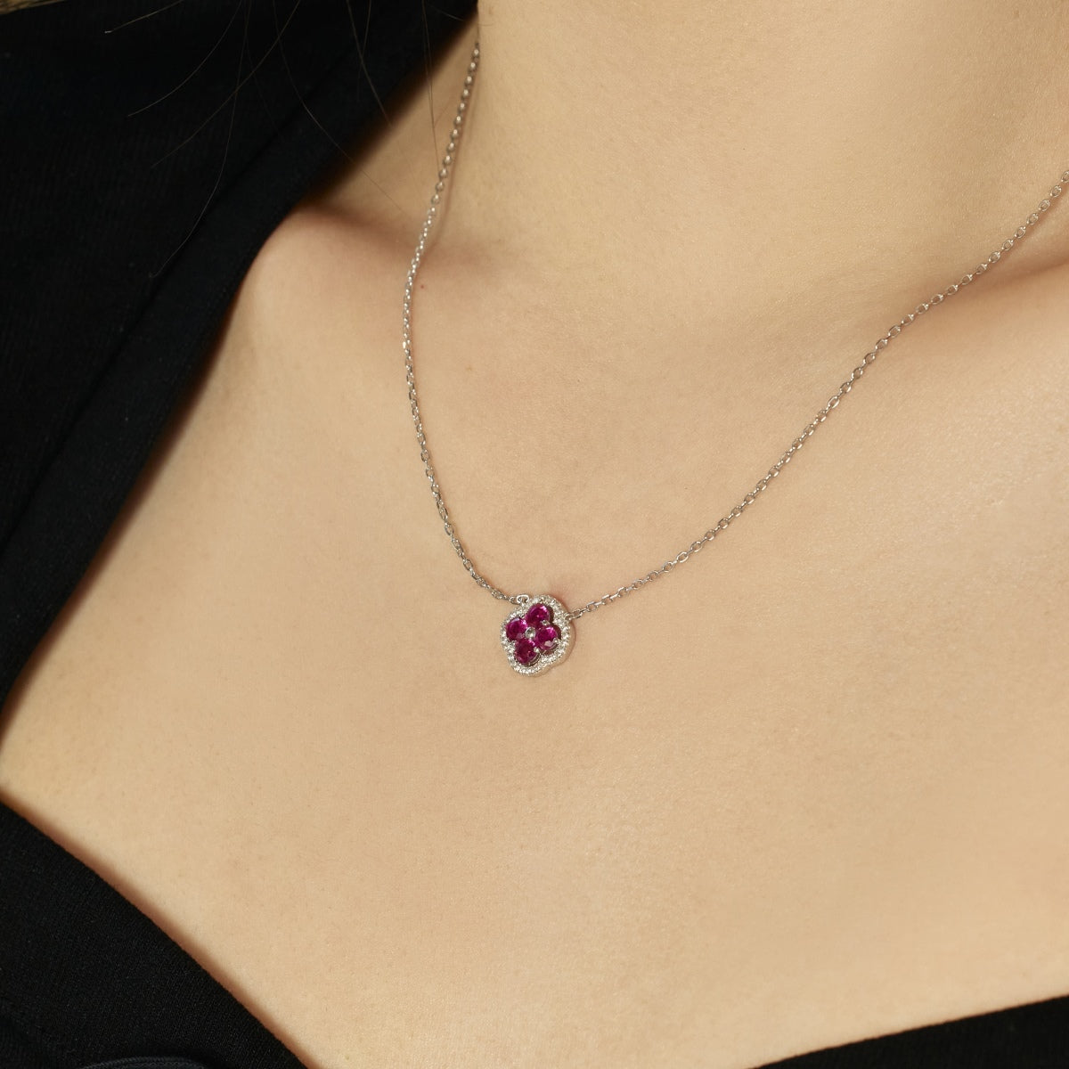 [Olivia JW]Exquisite Necklace With Four-Leaf Clover Flower Design