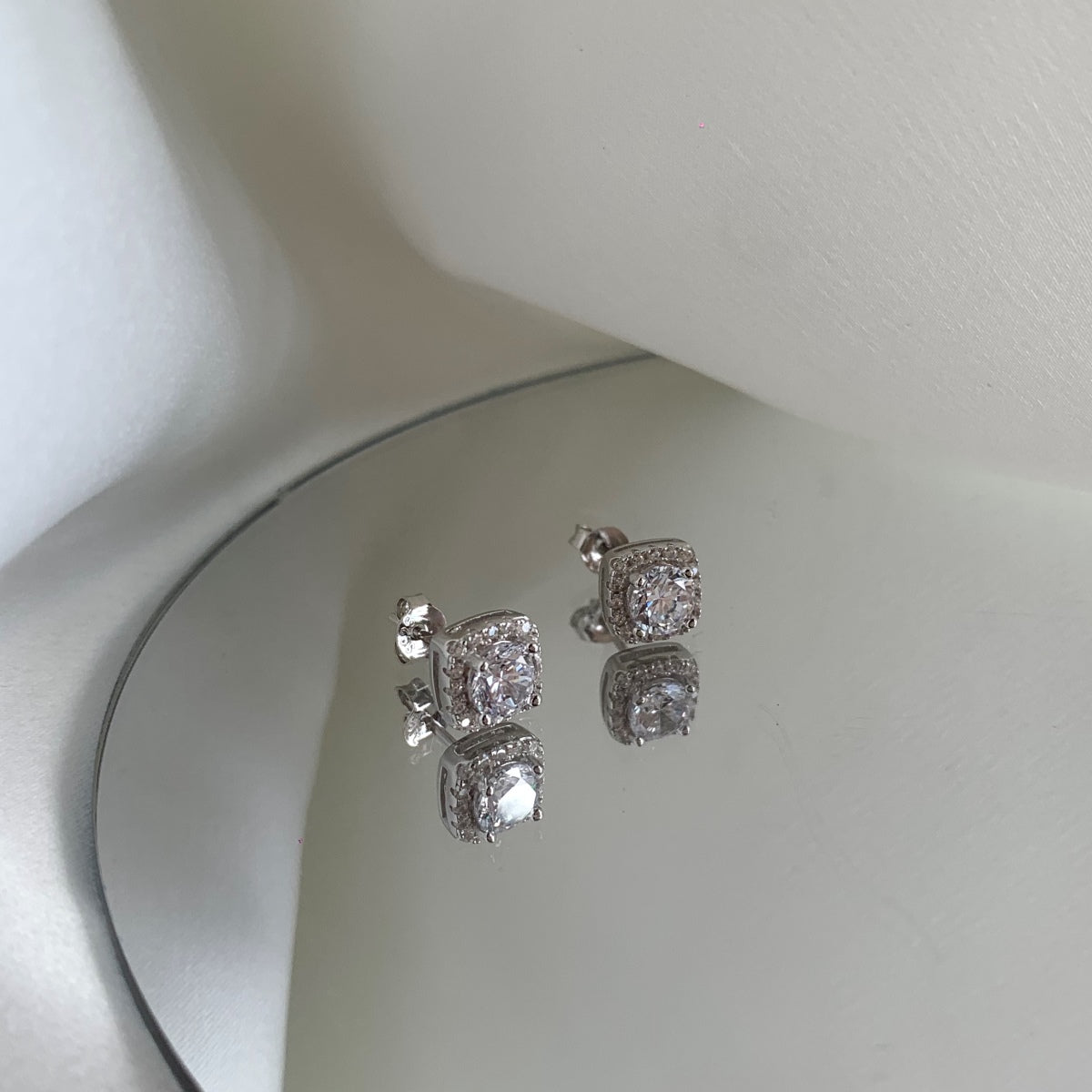 [Olivia JW]Classic Round Center Stone Stud Earrings