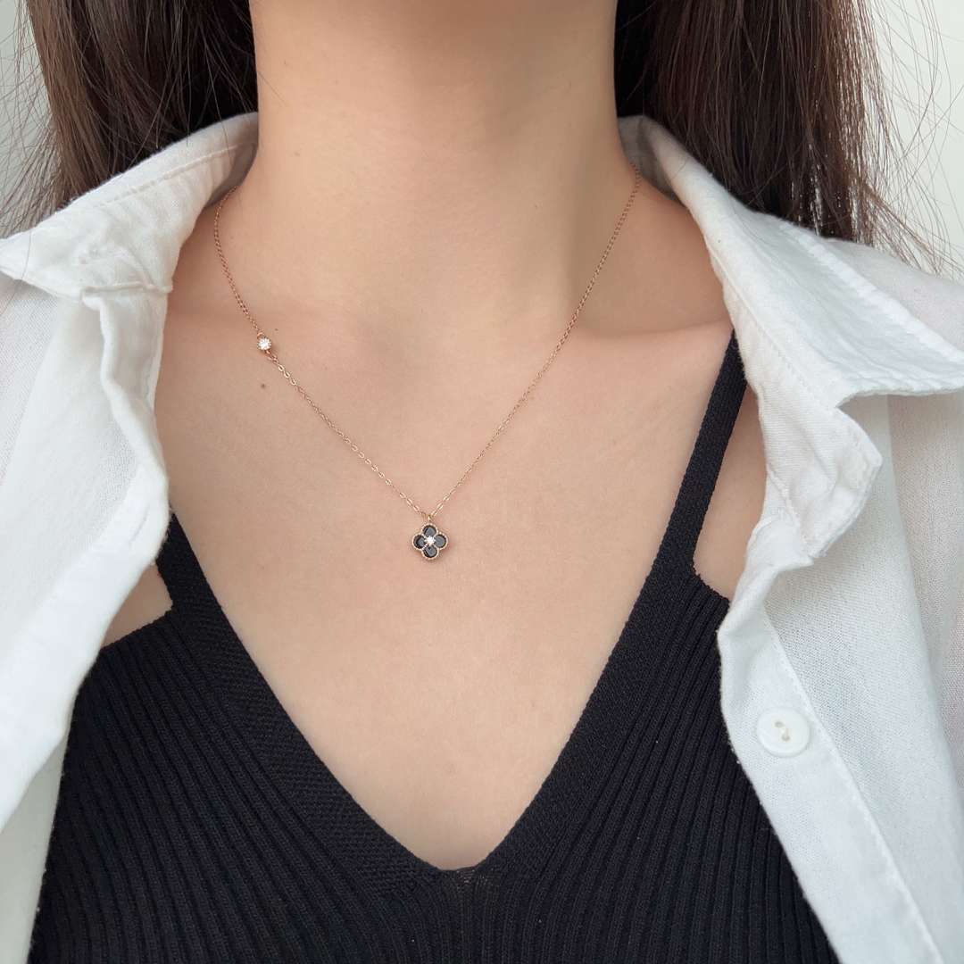 [Olivia JW]Delicate Flower Shape Necklace