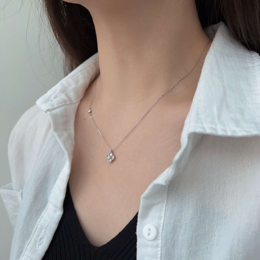 [Olivia JW]Delicate Flower Shape Necklace