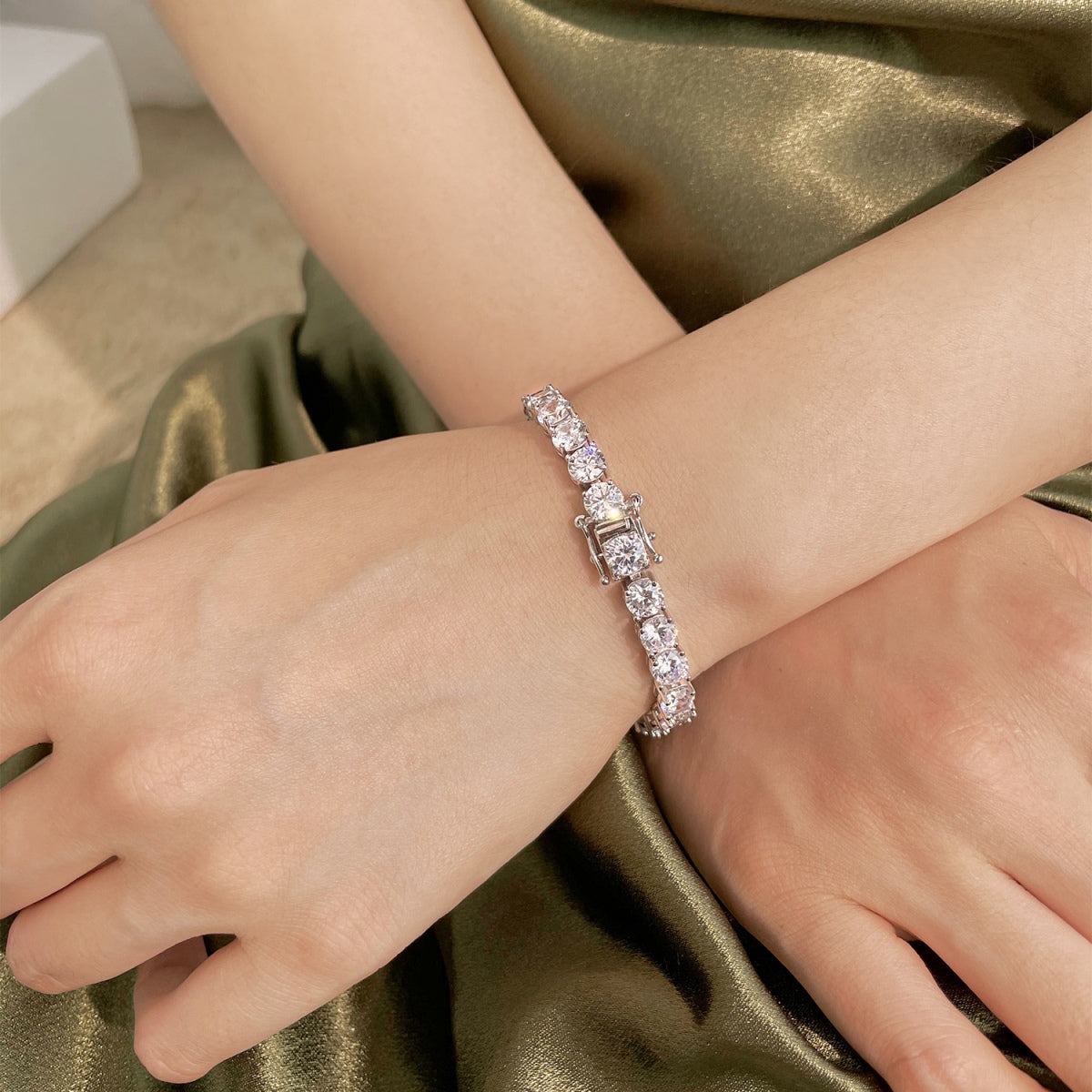 [Olivia JW]0.75 Carat Dazzling Round Cut Wedding Bracelet
