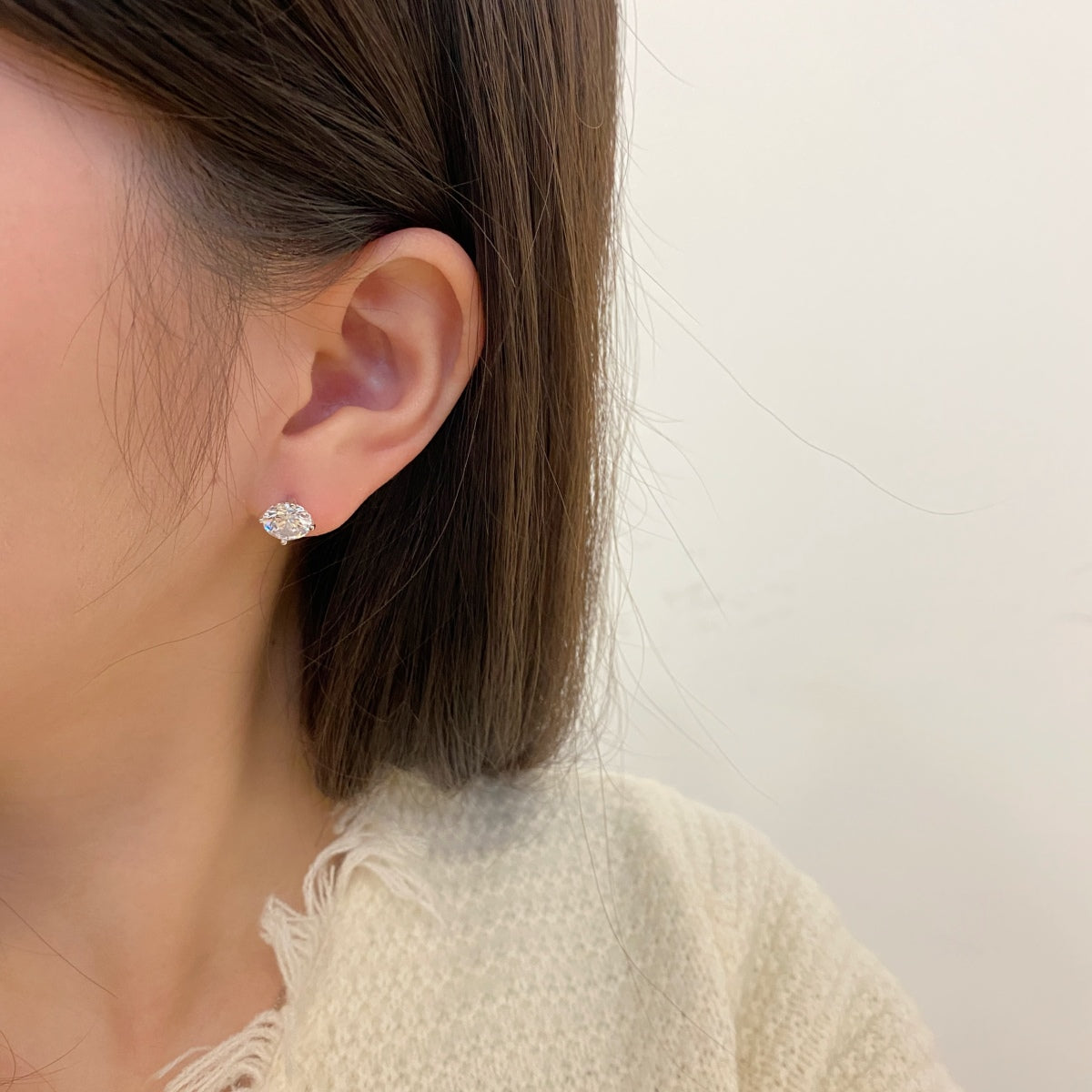 [Olivia JW]Stylish Shiny Round Center Stone Stud Earrings
