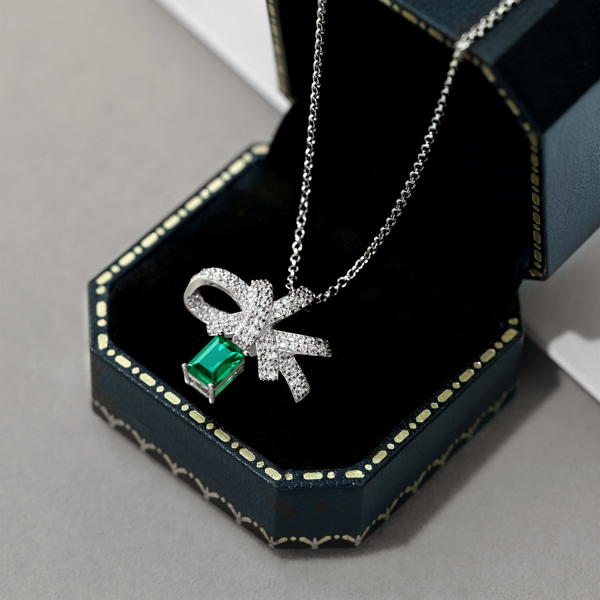 [Olivia JW]Luxurious Flower Shape Emerald Cut Necklace