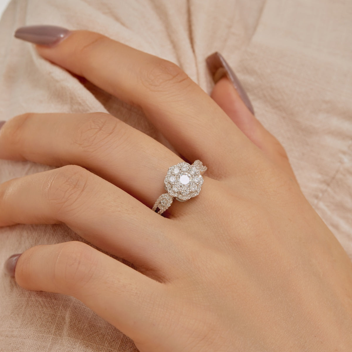 [Olivia JW]Delicate Colorful Round Cut Flower Shape Wedding Ring