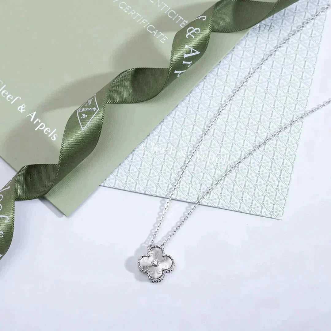 [Olivia JW]CLOVER  15MM DIAMOND LASER NECKLACE SILVER