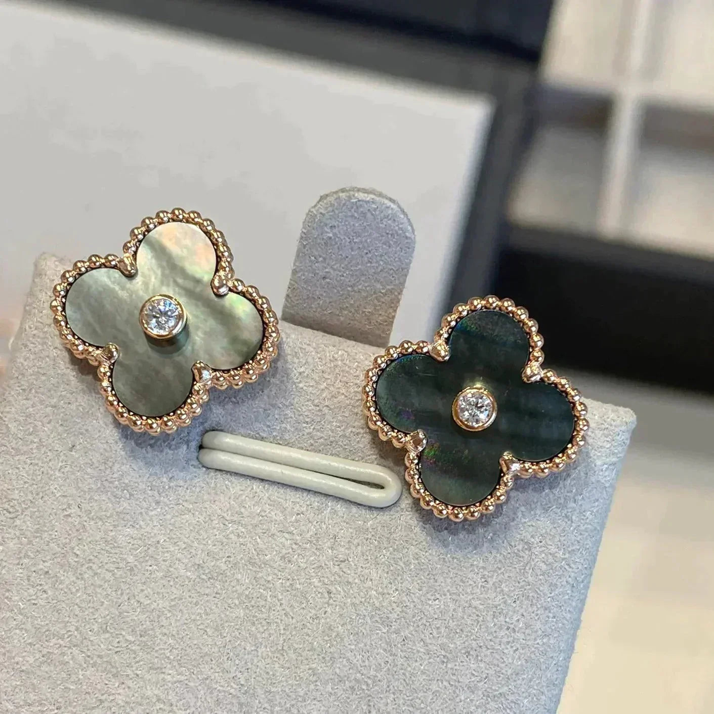 [Olivia JW]CLOVER MEDIUM 1 MOTIFS GRAY MOP  DIAMOND EARRINGS