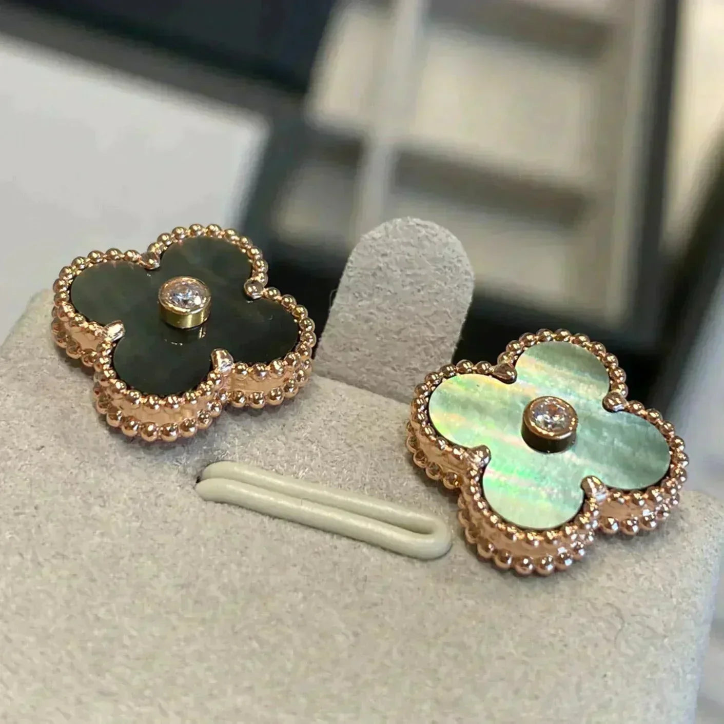 [Olivia JW]CLOVER MEDIUM 1 MOTIFS GRAY MOP  DIAMOND EARRINGS