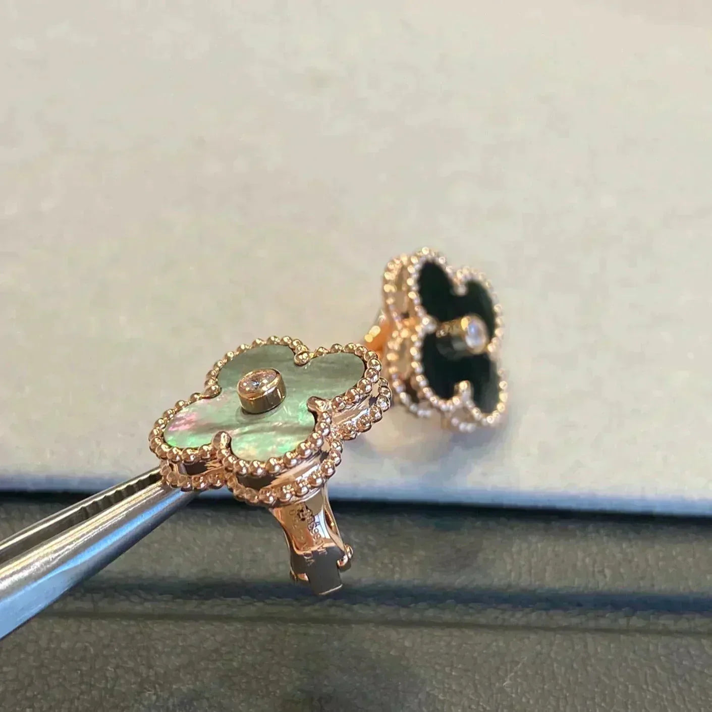 [Olivia JW]CLOVER MEDIUM 1 MOTIFS GRAY MOP  DIAMOND EARRINGS
