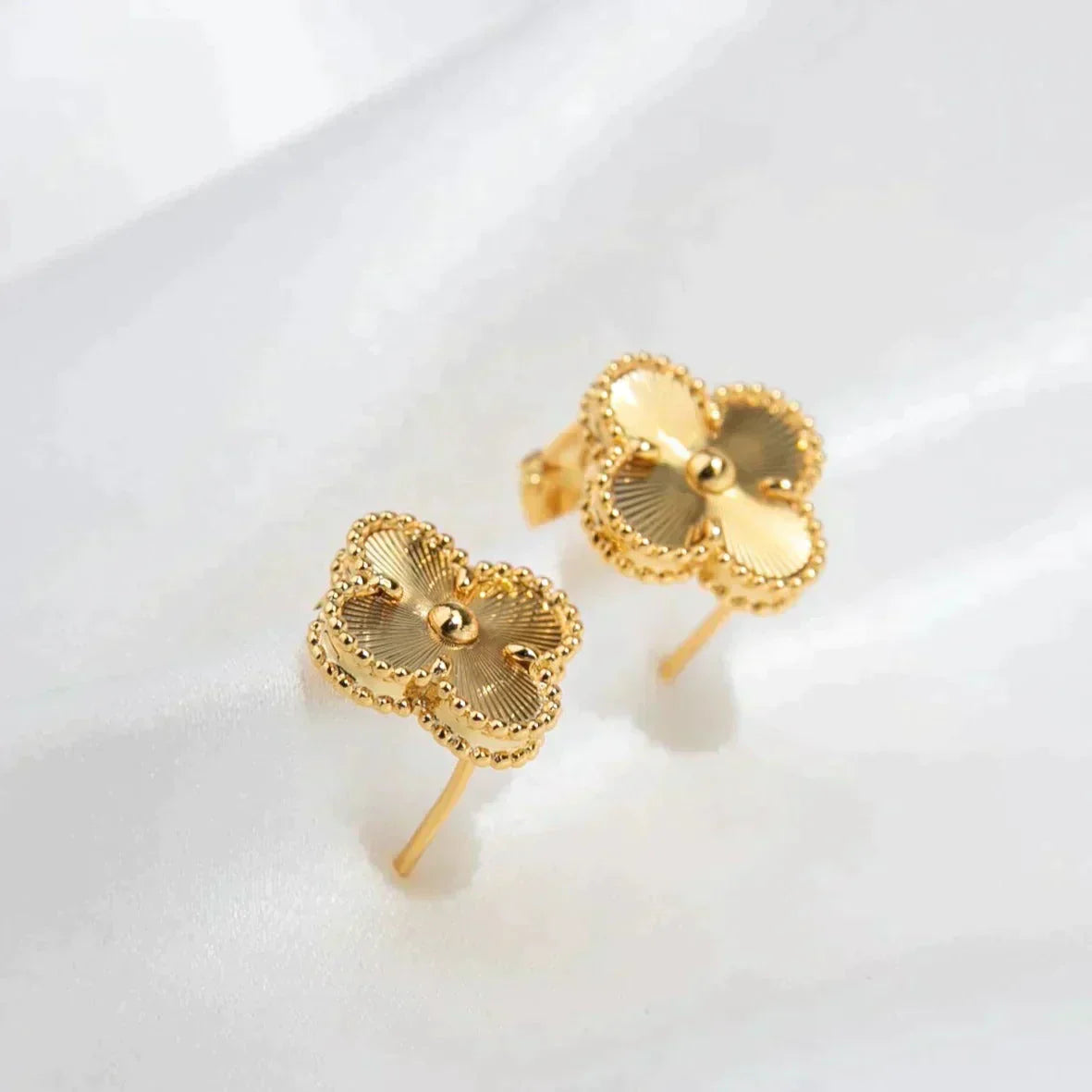 [Olivia JW]CLOVER MEDIUM 1 MOTIFS LASER EARRINGS