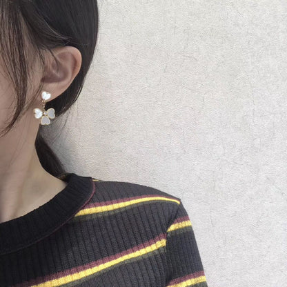 [Olivia JW]CLOVER SWEET WHITE MOP EARRINGS