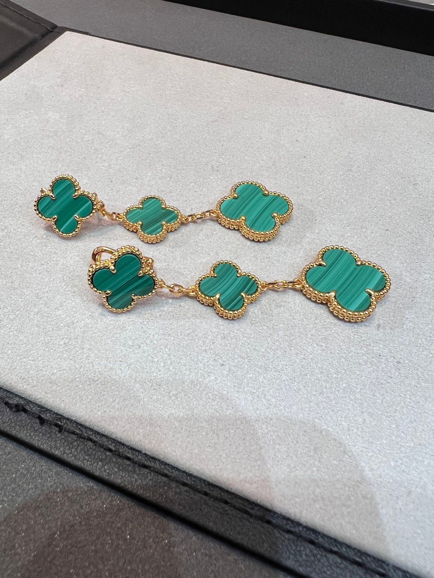 [Olivia JW]CLOVER MALACHITE 3 MOTIFS GOLD