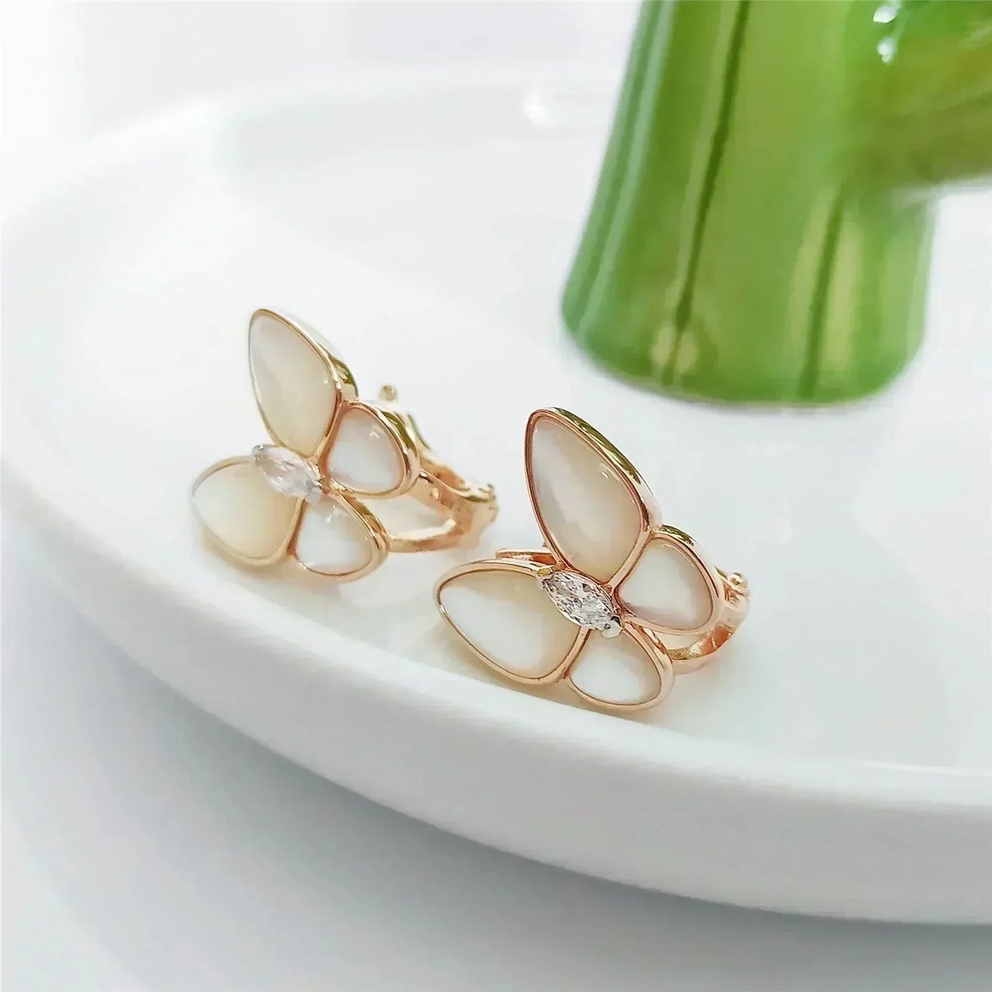 [Olivia JW]BUTTERFLY MOP DIAMOND EARRINGS