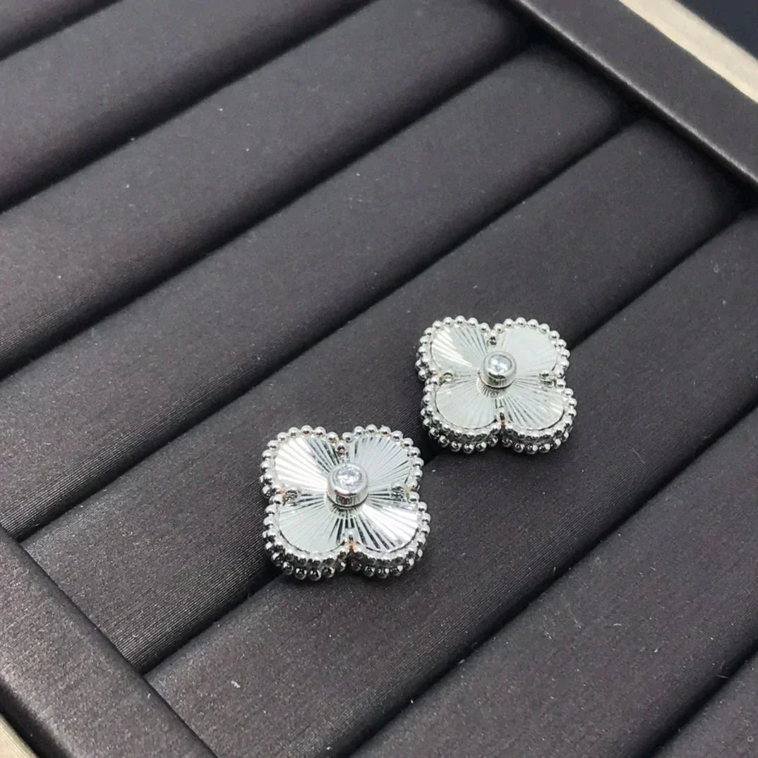[Olivia JW]CLOVER MINI 9.5MM LASER EARRINGS
