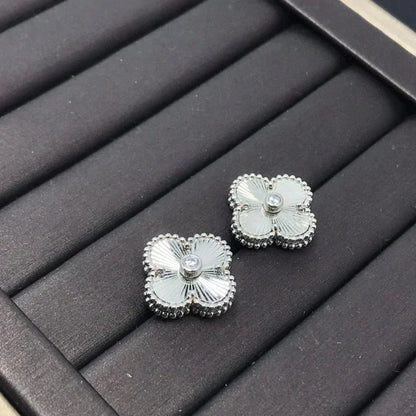 [Olivia JW]CLOVER MINI 9.5MM LASER EARRINGS
