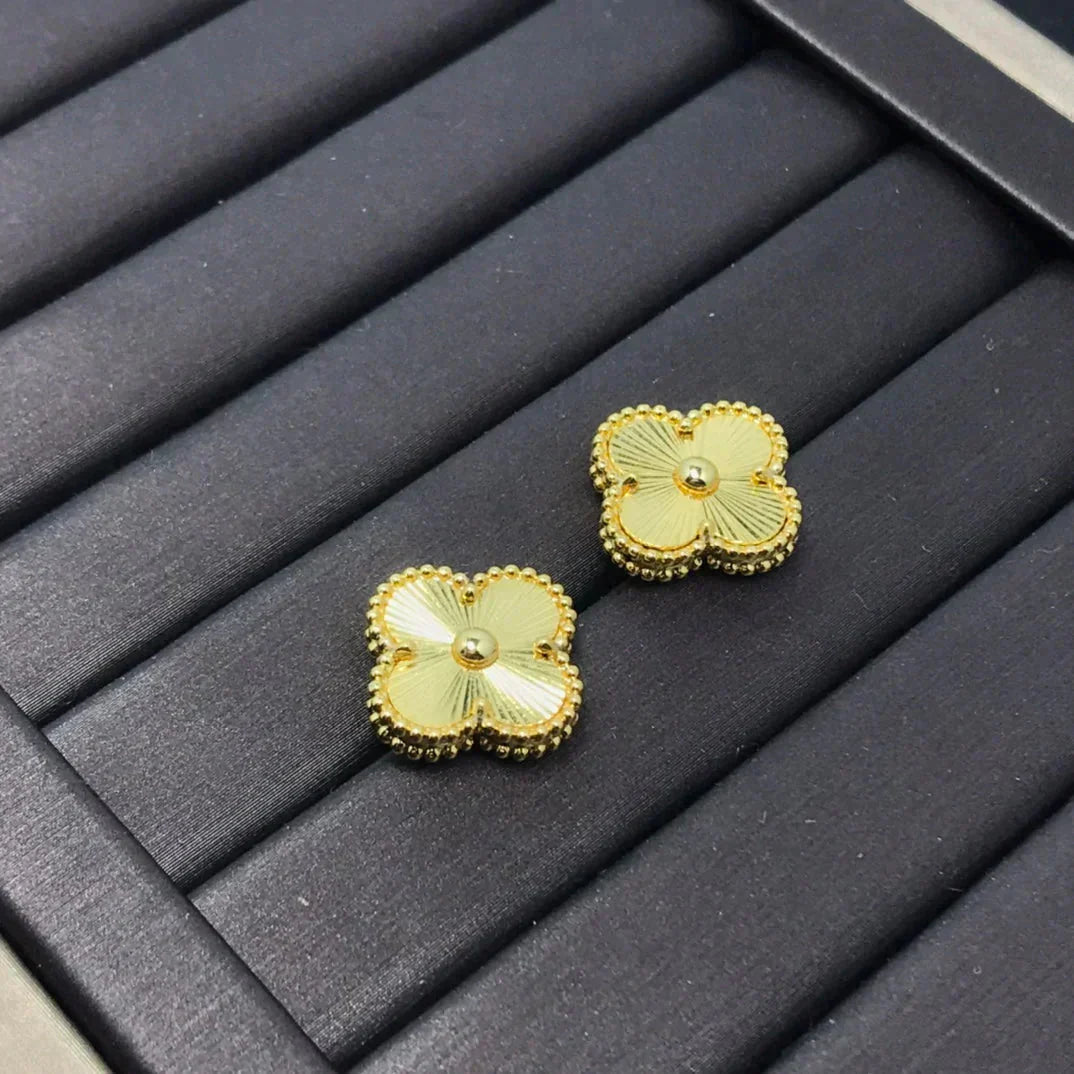 [Olivia JW]CLOVER MINI 9.5MM LASER EARRINGS