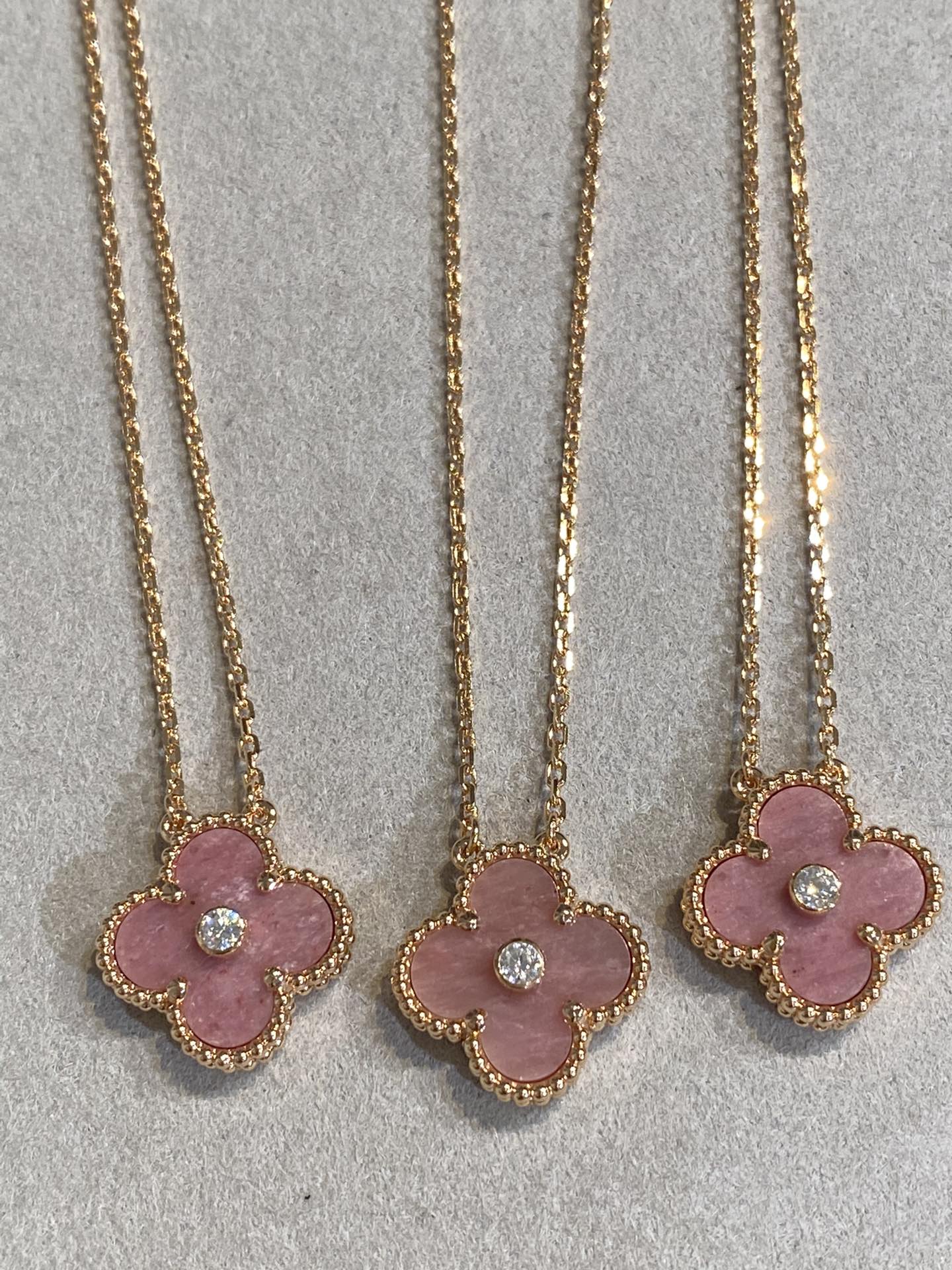 [Olivia JW]CLOVER 15MM DIAMOND RHODONITE NECKLACE