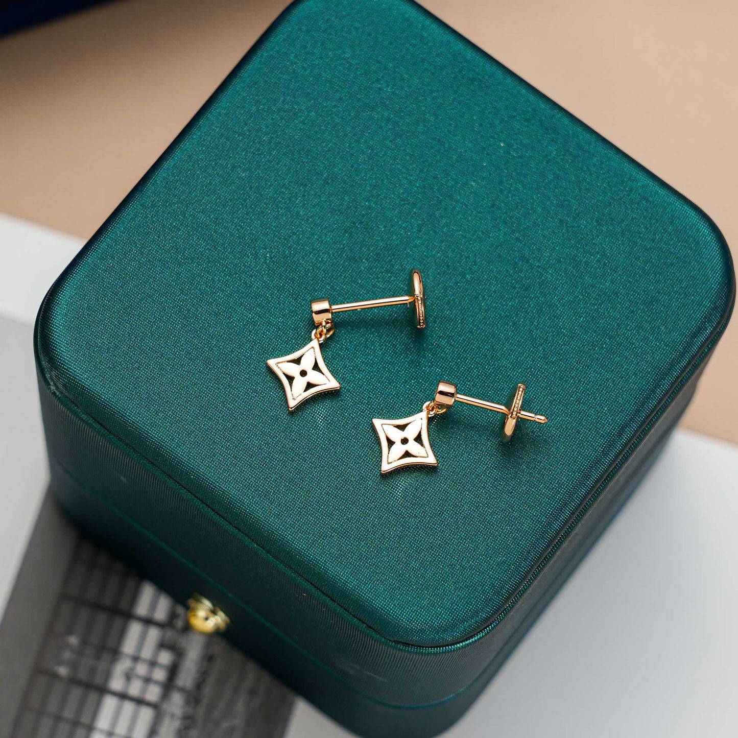 [Olivia JW]STAR EARRINGS GOLD