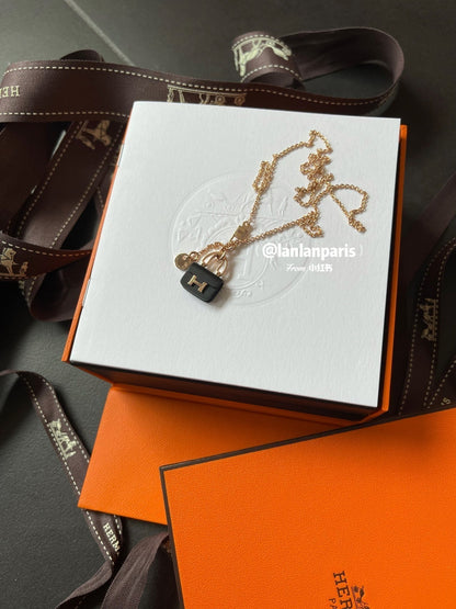 [Olivia JW]CONSTANCE BLACK PEDANT PINK GOLD NECKLACE