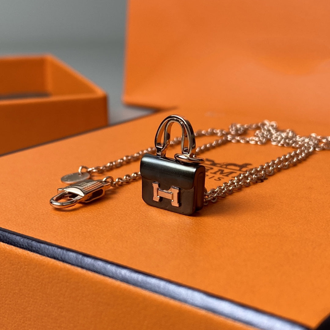 [Olivia JW]CONSTANCE BLACK PEDANT PINK GOLD NECKLACE