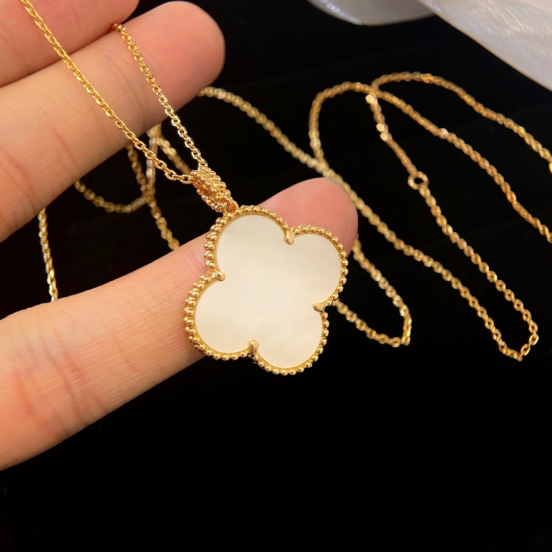 [Olivia JW]CLOVER 25MM MOP LARGE PENDANT NECKLACE