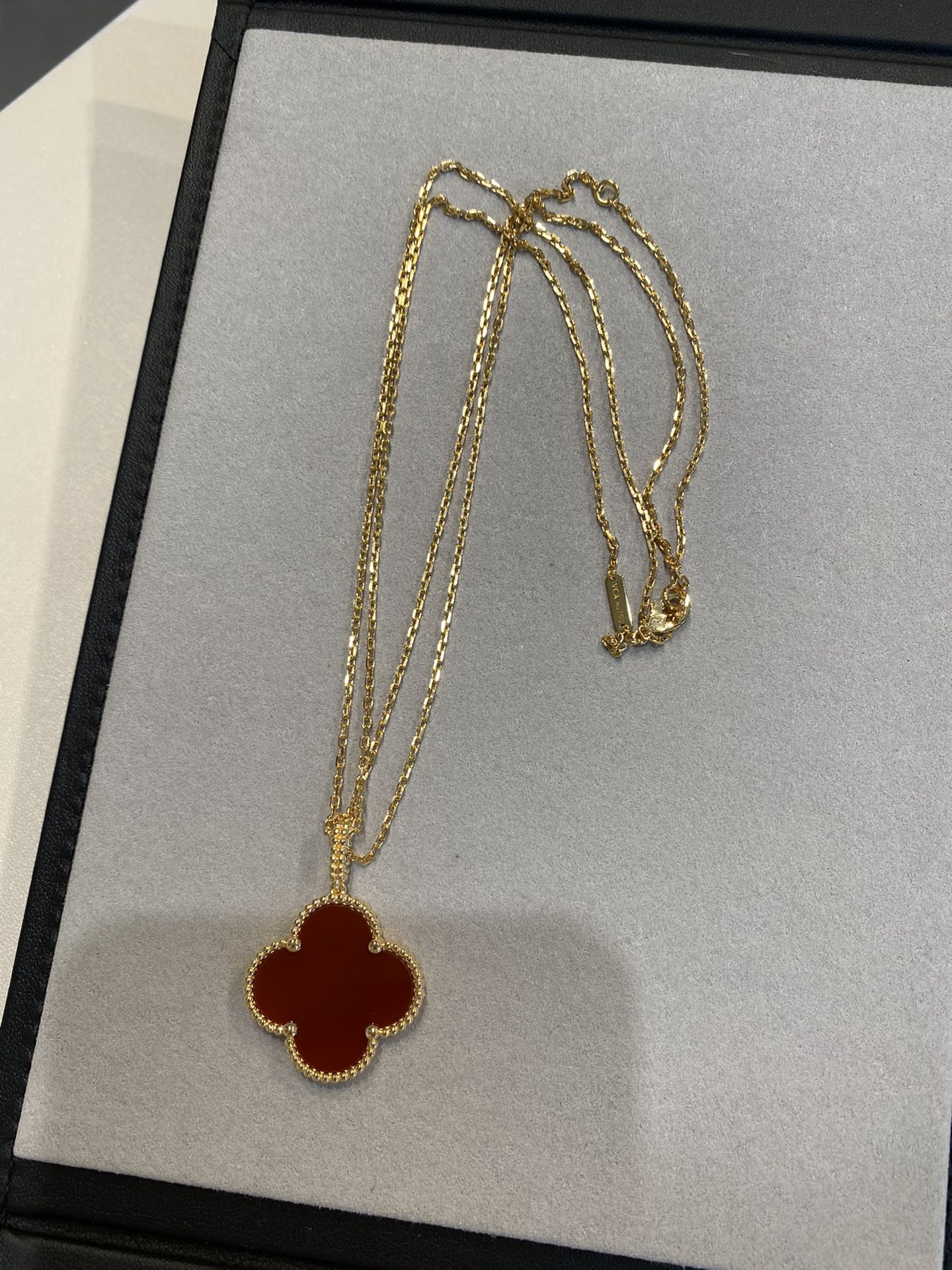 [Olivia JW]CLOVER 25MM NECKLACE GOLD CARNELIAN