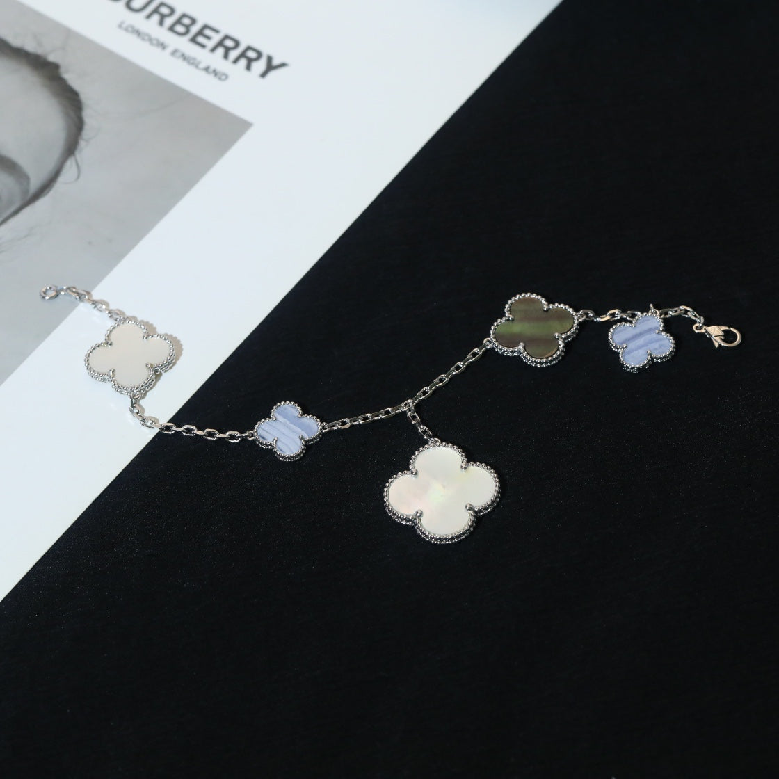 [Olivia JW]CLOVER BRACELET 5 MOTIFS MOP CHALCEDONY SILVER