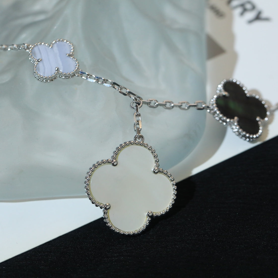 [Olivia JW]CLOVER BRACELET 5 MOTIFS MOP CHALCEDONY SILVER