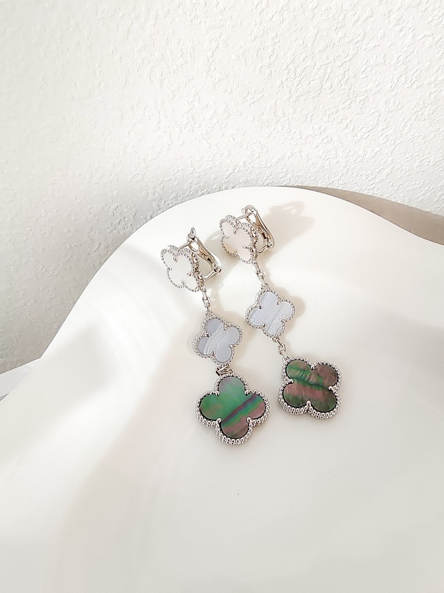 [Olivia JW]CLOVER 3 MOTIFS CHALCEDONY DARK MOP SILVER EARRINGS