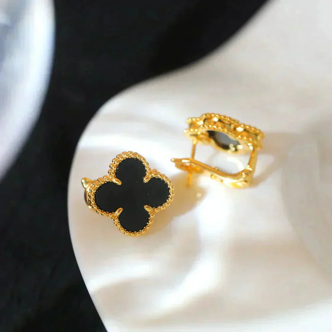 [Olivia JW]CLOVER MEDIUM 1 MOTIFS  ONYX STUD EARRINGS