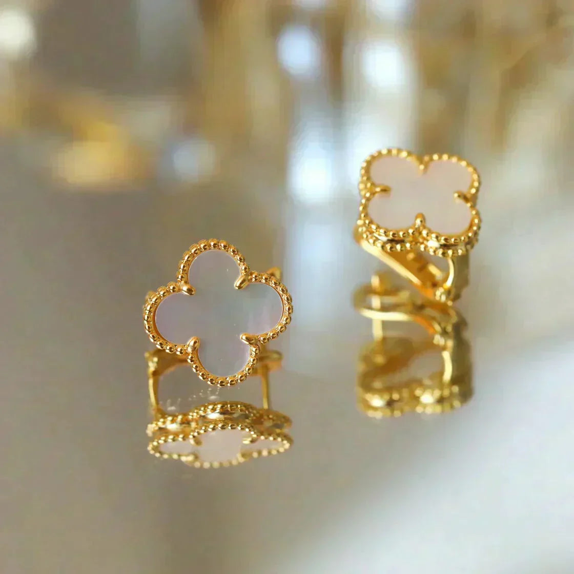 [Olivia JW]CLOVER MEDIUM 1 MOTIFS  WHITE MOP STUD EARRINGS