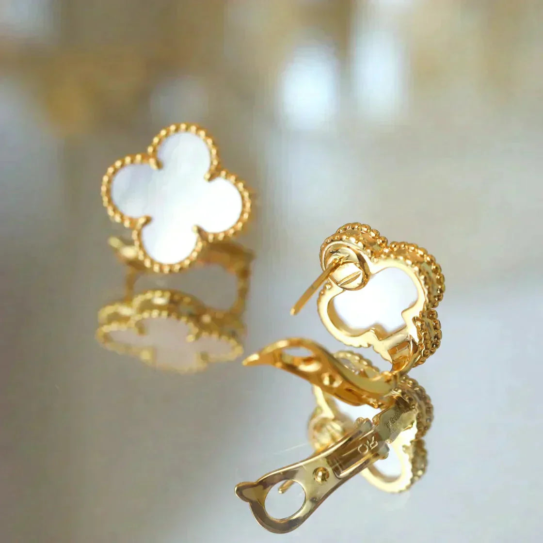 [Olivia JW]CLOVER MEDIUM 1 MOTIFS  WHITE MOP STUD EARRINGS