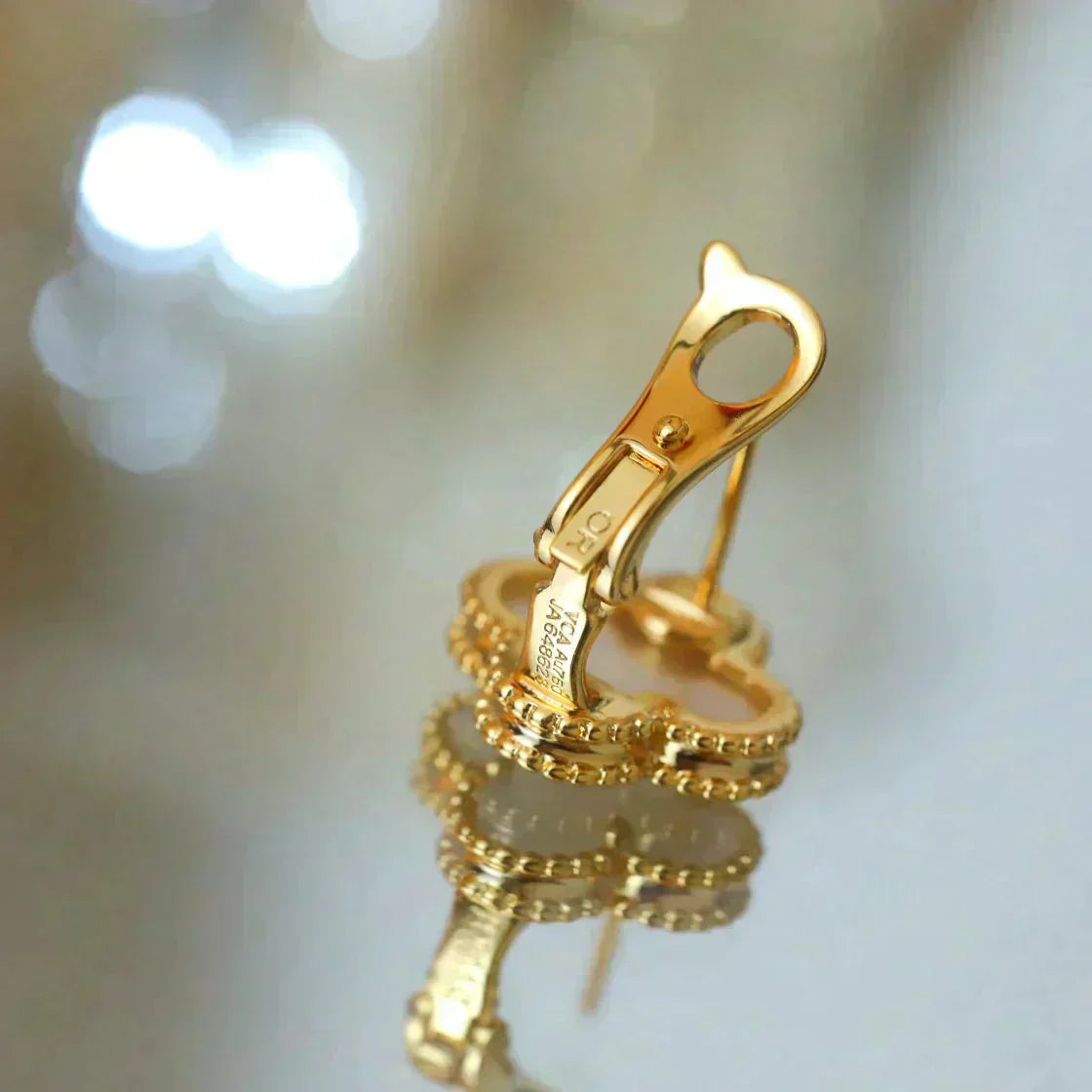 [Olivia JW]CLOVER MEDIUM 1 MOTIFS  WHITE MOP STUD EARRINGS