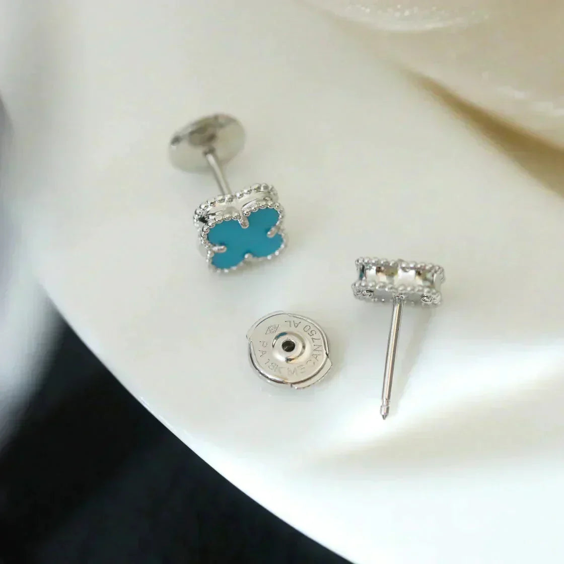 [Olivia JW]CLOVER MINI 9.5MM ONYX STUD EARRINGS SILVER
