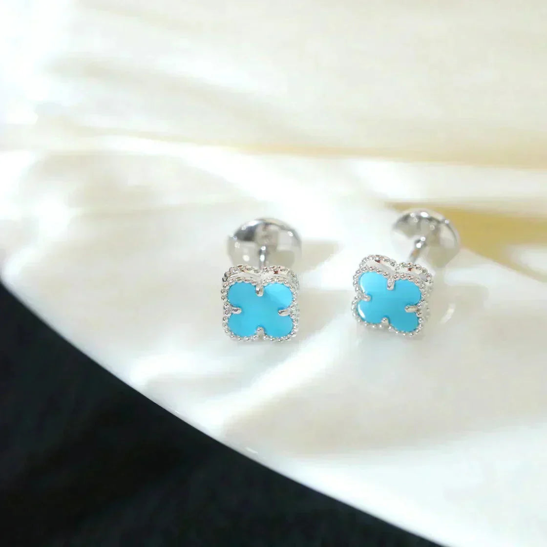 [Olivia JW]CLOVER MINI 9.5MM ONYX STUD EARRINGS SILVER