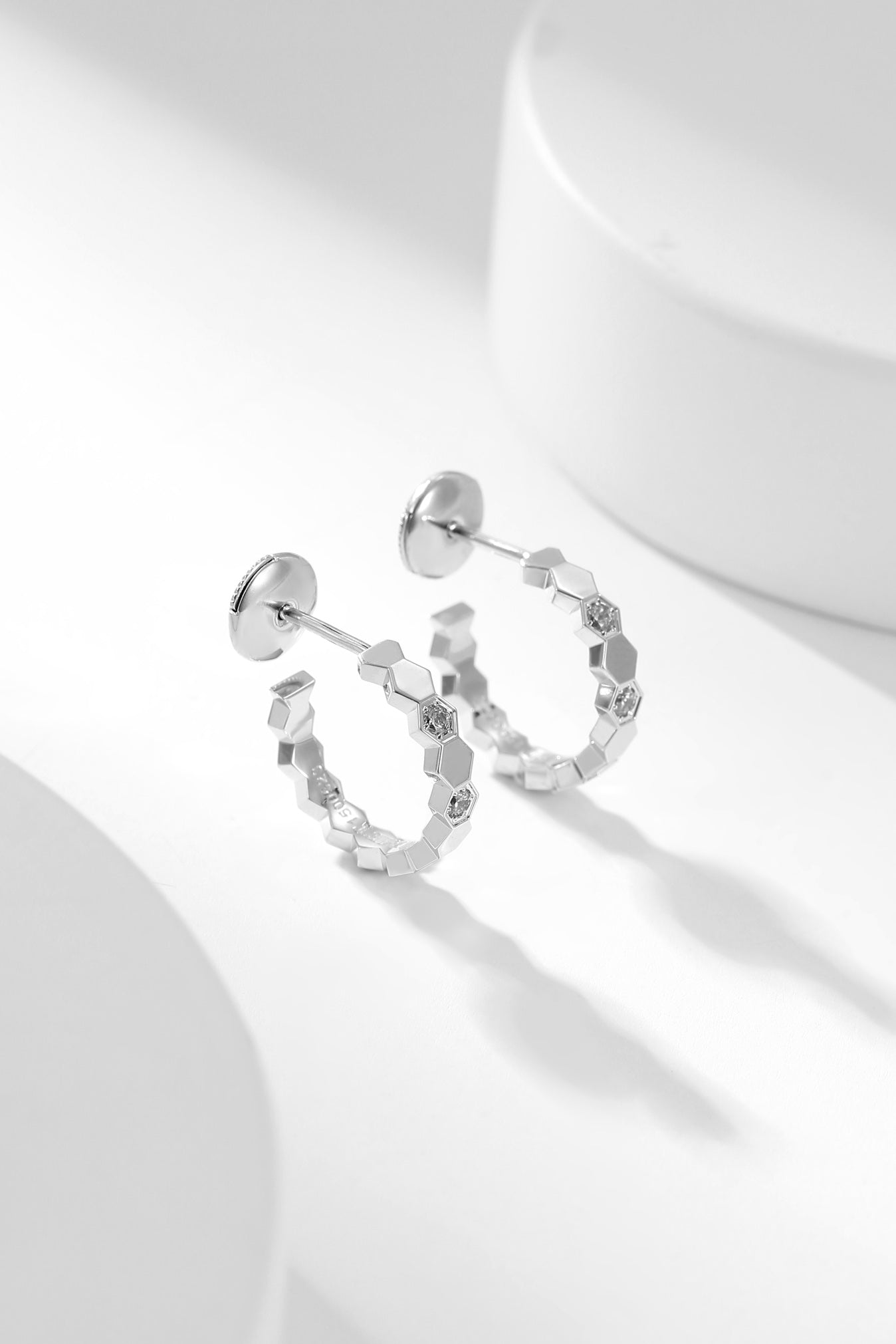 [Olivia JW]BEE LOVE DIAMOND HOOP EARRINGS