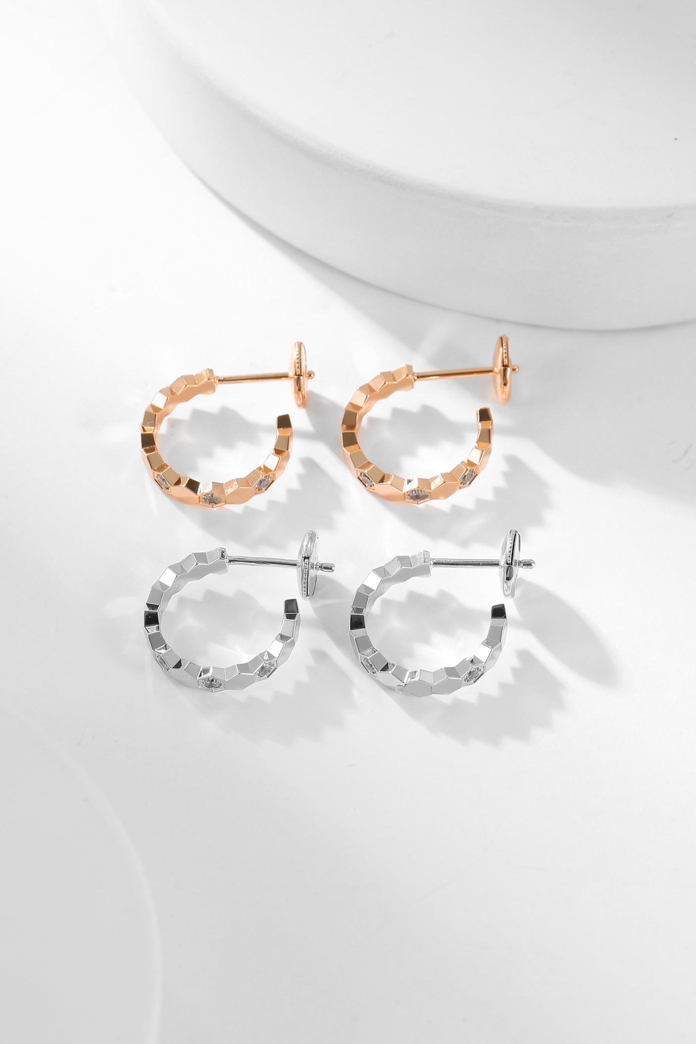 [Olivia JW]BEE LOVE DIAMOND HOOP EARRINGS