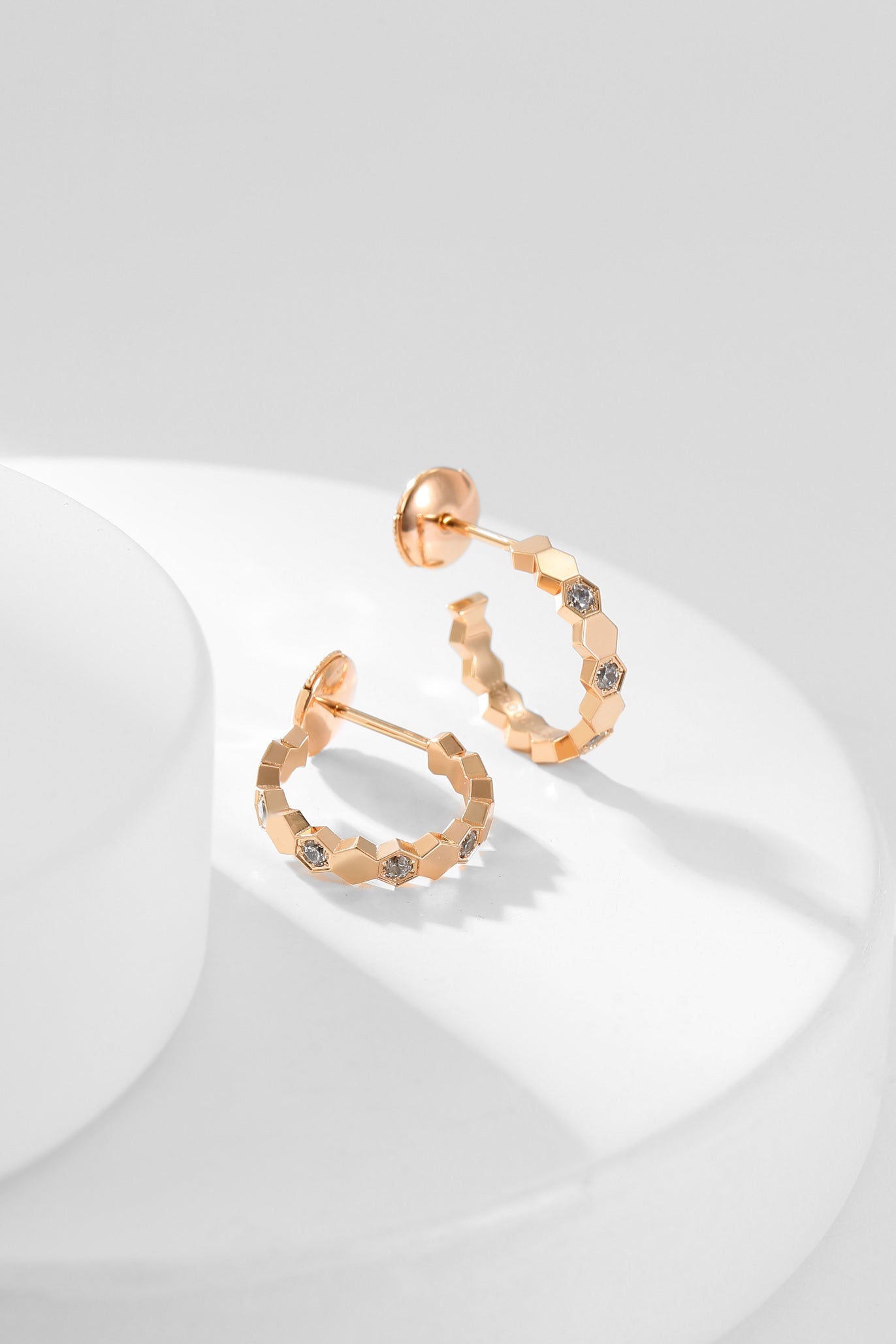 [Olivia JW]BEE LOVE DIAMOND HOOP EARRINGS