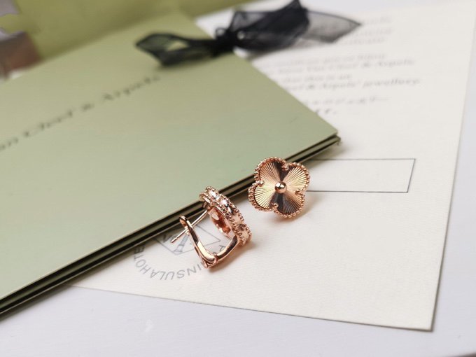 [Olivia JW]CLOVER MEDIUM STUD EARRINGS