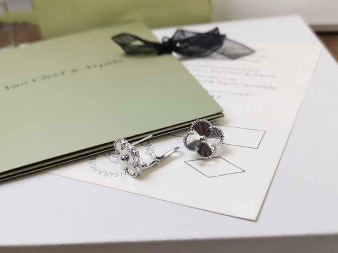 [Olivia JW]CLOVER MEDIUM STUD EARRINGS