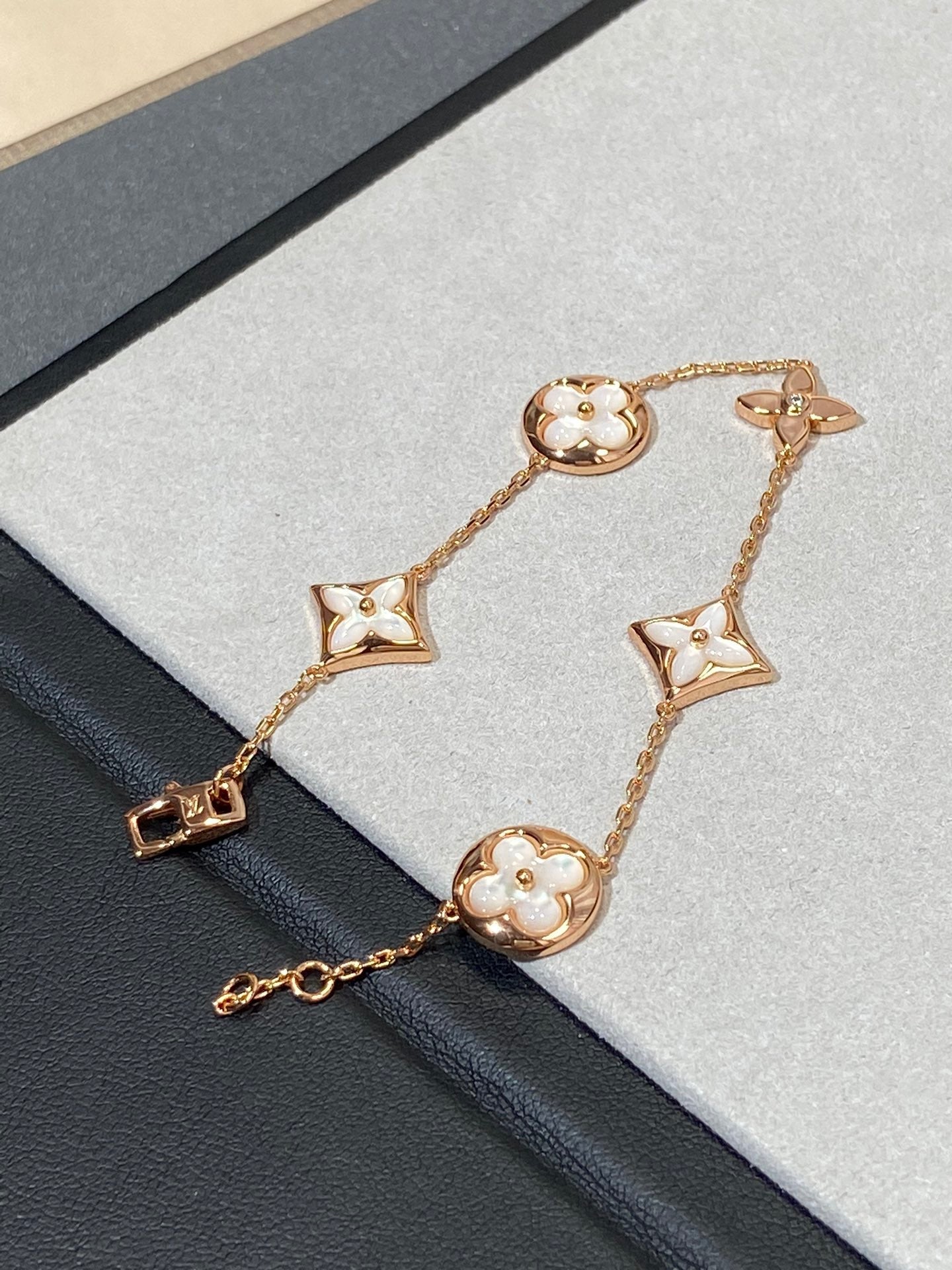 [Olivia JW]STAR AND SUN 5 MOTIF MOP PINK GOLD BRACELET
