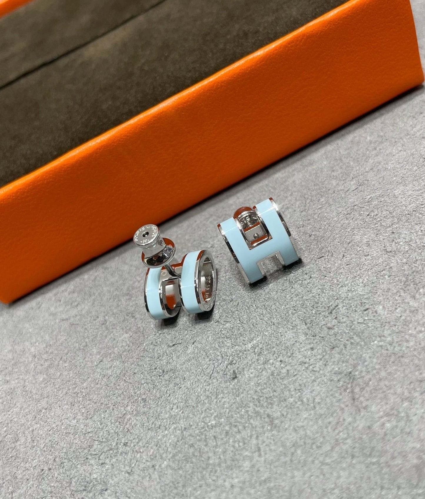 [Olivia JW]POP H SKY BLUE STUD EARRINGS
