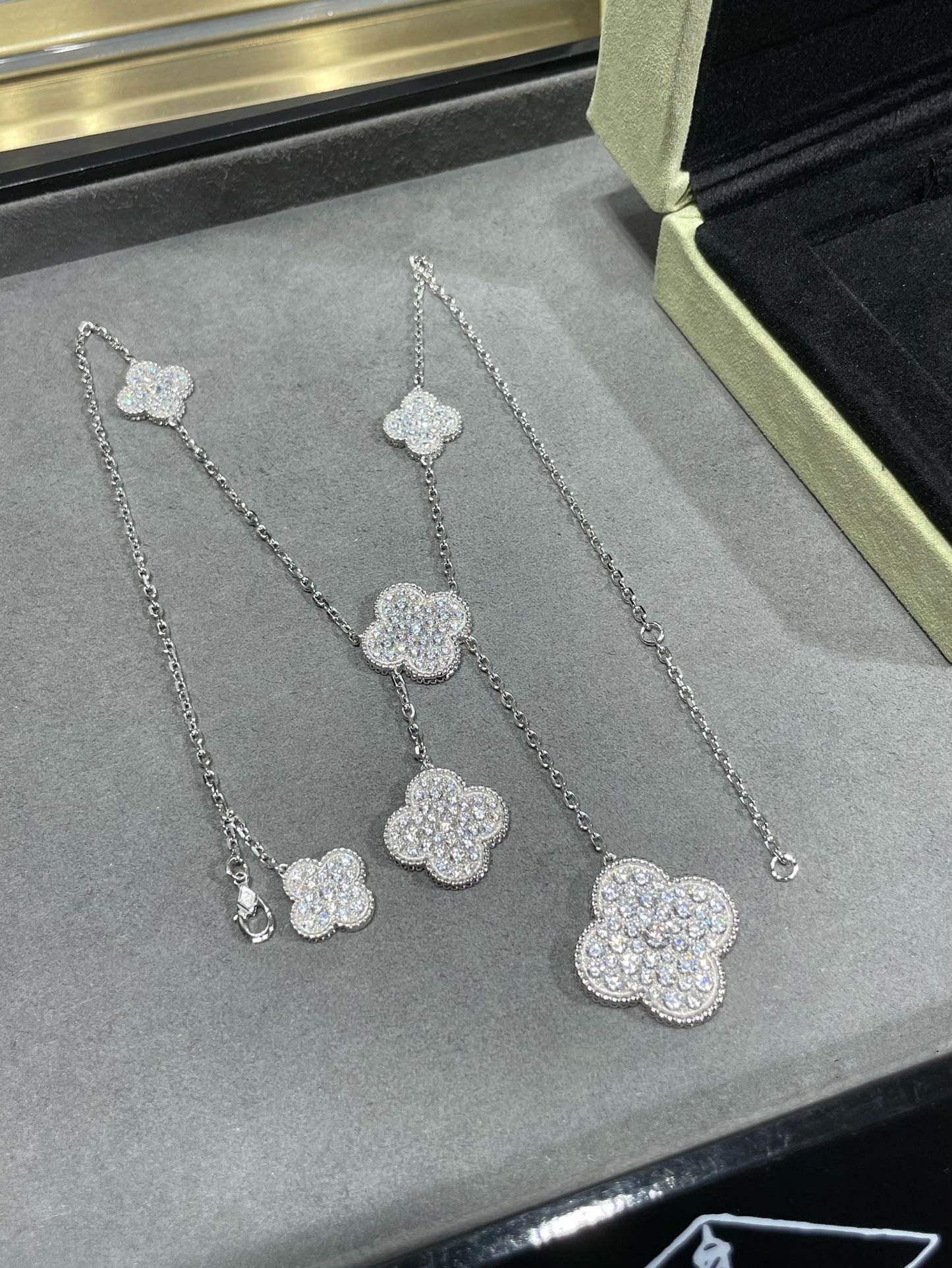 [Olivia JW]CLOVER 6 MOTIF DIAMOND PAVED NECKLACE