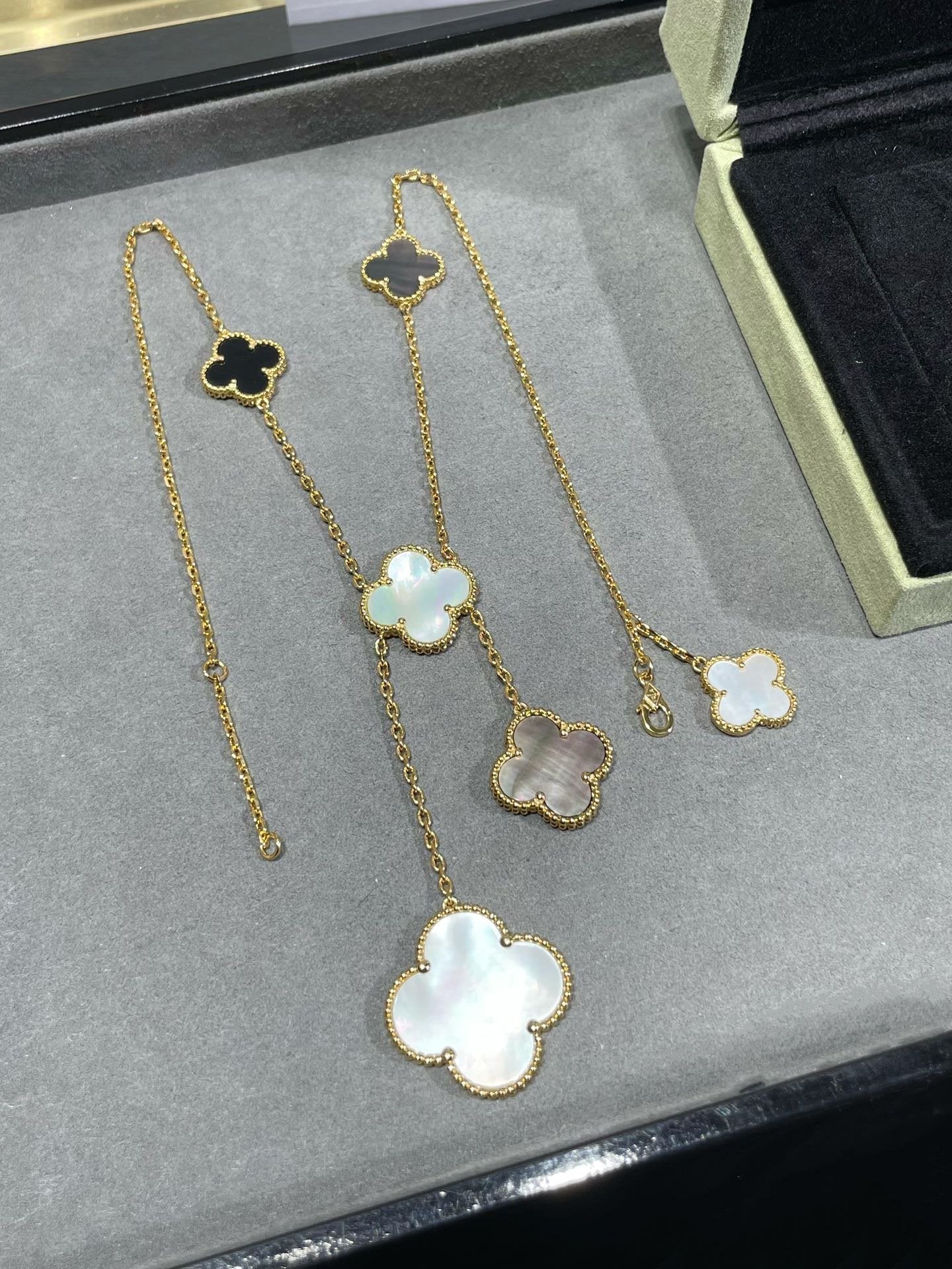 [Olivia JW]CLOVER 6 MOTIF MOP ONYX GOLD NECKLACE