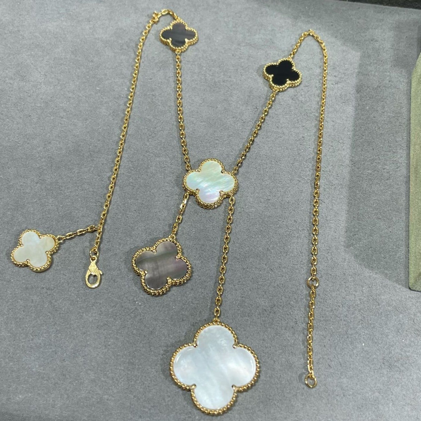 [Olivia JW]CLOVER 6 MOTIF MOP ONYX GOLD NECKLACE