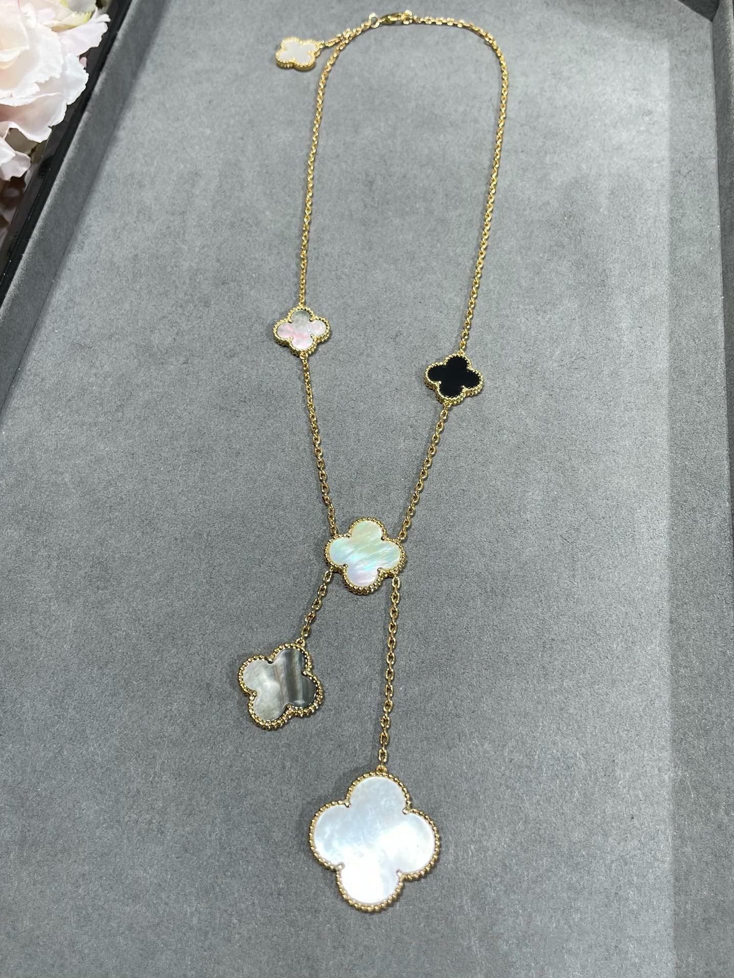 [Olivia JW]CLOVER 6 MOTIF MOP ONYX GOLD NECKLACE