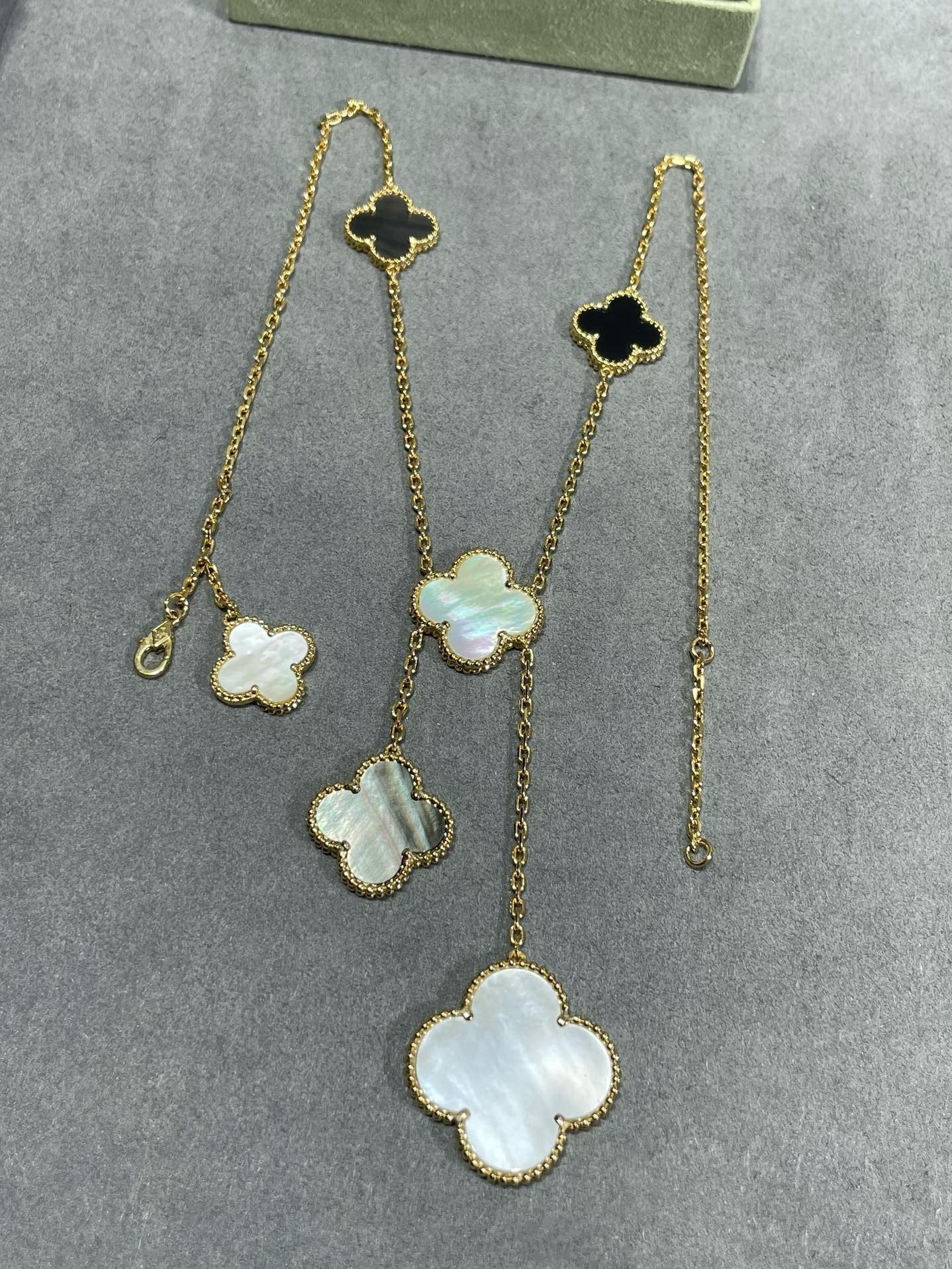 [Olivia JW]CLOVER 6 MOTIF MOP ONYX GOLD NECKLACE